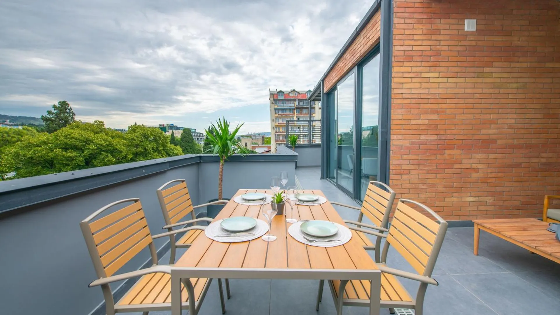 Qstay Gratus Tbilisi 5*,